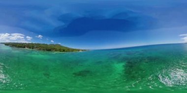 Kumsalı ve mavi denizi olan bir sahil. Anda Bohol, Filipinler. 360 Derece Görünüm.