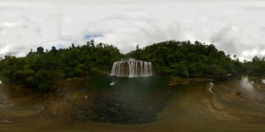 Güzel tropik şelale. Filipinler, Mindanao. 360 Derece Görünüm,