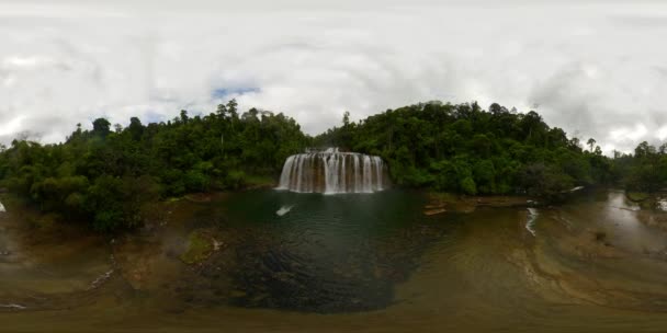 Gyönyörű trópusi vízesés. Fülöp-szigetek, Mindanao. 360 fokos nézet, — Stock videók