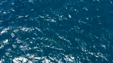 Açık mavi denizin ve gökyüzünün havadan görünüşü.