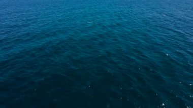Açık mavi denizin ve gökyüzünün havadan görünüşü.