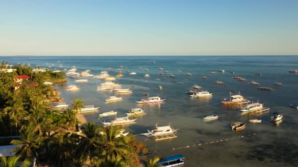 日落时在奥洛纳海滩上的船。Panglao，菲律宾. — 图库视频影像