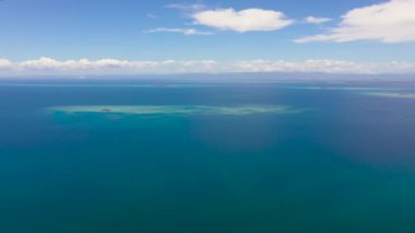 Mavi deniz ve tropikal adalar. Cebu Boğazı, Filipinler.