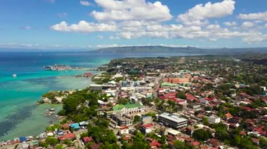 Tagbilaran şehri yukarıdan görünüyor. Bohol, Filipinler.