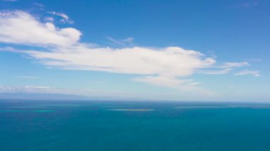 Mavi deniz ve tropikal adalar. Cebu Boğazı, Filipinler.