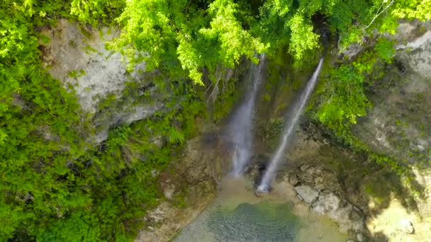 아름다운 열대 폭포. 킬 브킬 브 산, 필리핀 보 홀. — 비디오