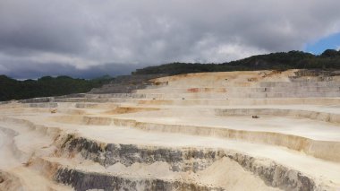 Dağlarda kireçtaşı ocağı.