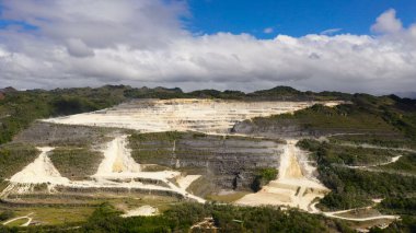 Dağlarda kireçtaşı ocağı.