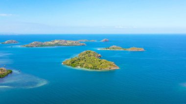 Tropik adalar ve mavi deniz. Filipinler, Zamboanga.