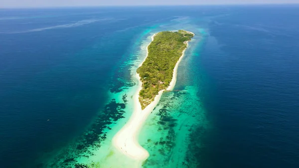 Pequeña Isla Santa Cruz con una playa blanca. Filipinas, Zamboanga. —  Fotos de Stock