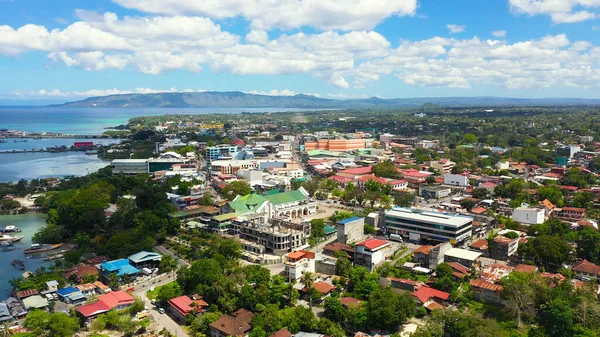 Tagbilaran şehri yukarıdan görünüyor. Bohol, Filipinler.