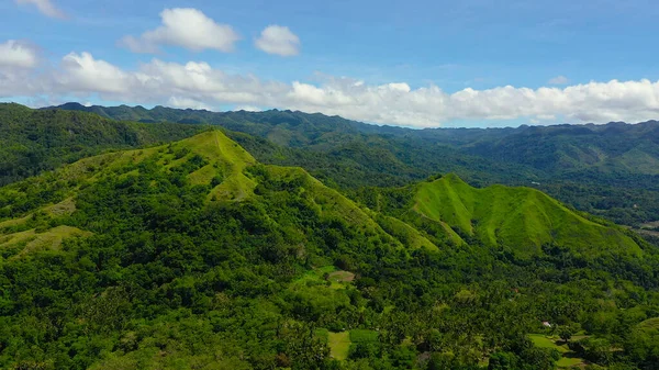 Colinas y montañas con vegetación tropical. Bohol, Filipinas. — Foto de Stock