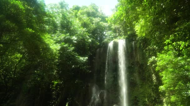 Όμορφος τροπικός καταρράκτης. Kawasan Falls, Bohol, Φιλιππίνες. — Αρχείο Βίντεο