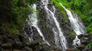 Güzel tropik Mimbalut Şelalesi. Filipinler, Mindanao.