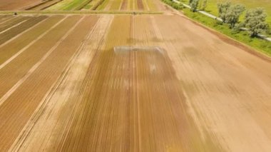 Tarım arazisindeki sulama sistemi.