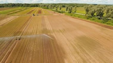 Tarım arazisindeki sulama sistemi.