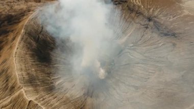 Krateri olan aktif bir volkan. Gunung Bromo, Jawa, Endonezya.