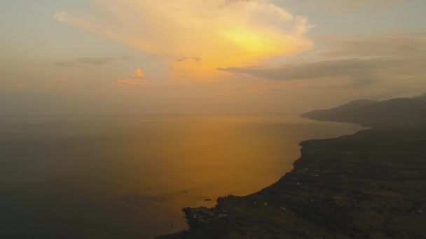 Coucher de soleil sur la côte. Bali, Indonésie. — Video