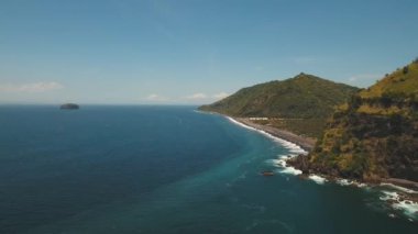 Tropikal manzara, deniz, sahil, dağlar.