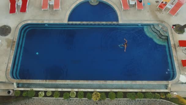A lány úszik a medencében.. — Stock videók