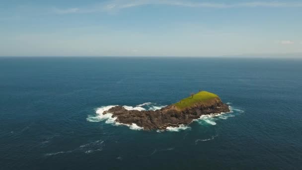 Skalnatý ostrov v oceánu. — Stock video
