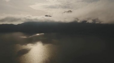 Gün doğumunda göl ve volkan Batur. Bali, Endonezya.