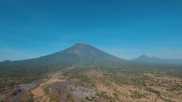 Aktivní sopka Gunung Agung na Bali, Indonésie. — Stock video