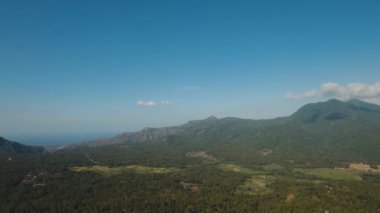 Dağ manzarası tarım arazileri ve Endonezya Bali köyü.