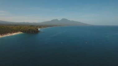 Tropikal manzara, deniz, sahil, dağlar.