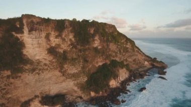 Deniz kıyısında gün batımı. Bali, Endonezya.