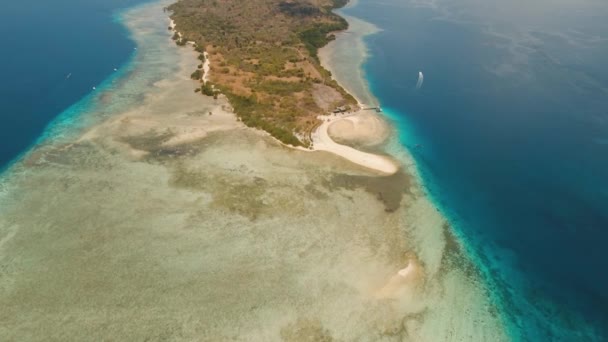 Letecký pohled krásná pláž na tropickém ostrově Menjangan. Bali, Indonésie. — Stock video