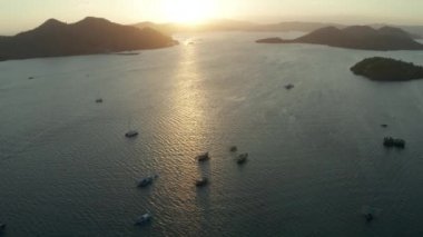 Deniz ve adalar üzerinde gün batımı. Filipinler, Palawan