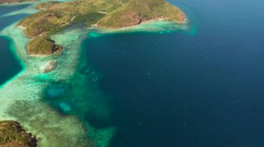 Kumlu plajlı tropik ada, Filipinler, Palawan