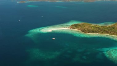 Kumlu plajlı tropik ada, Filipinler, Palawan