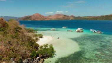 Beyaz kumlu sahili olan küçük bir Torpikal ada..