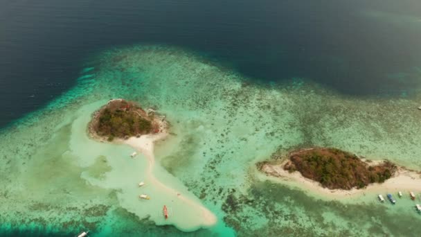 Klein torpisch eilandje met wit zandstrand, bovenaanzicht. — Stockvideo