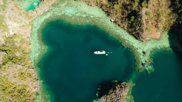 Capa marinha com lagoas e água azul-turquesa — Vídeo de Stock