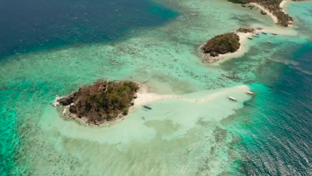 Piccola isola torpica con spiaggia di sabbia bianca, vista dall'alto. — Video Stock