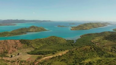 Tropikal adaları, lagünleri, Filipinleri, Palawan 'ı olan bir deniz burnu.