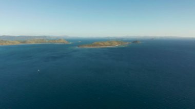 Tropikal adaları, lagünleri, Filipinleri, Palawan 'ı olan bir deniz burnu.