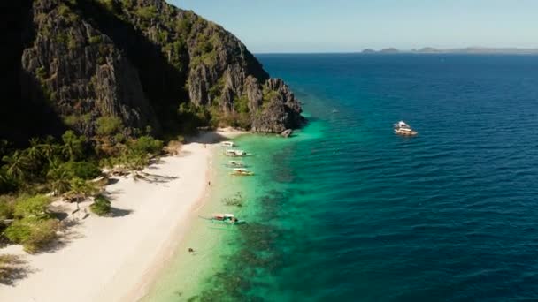 Paisaje marino con playa tropical y mar. — Vídeo de stock