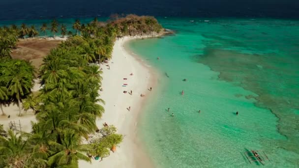 Isla tópica con playa de arena blanca, vista superior. — Vídeo de stock