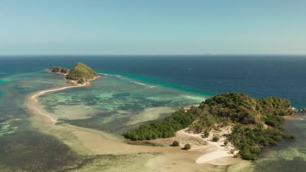 Ilha tropical com praia de areia, Filipinas, Palawan — Vídeo de Stock