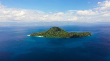 Beyaz plajlı bir ada, manzaralı. Atulayan Adası, Camarines Sur, Filipinler.