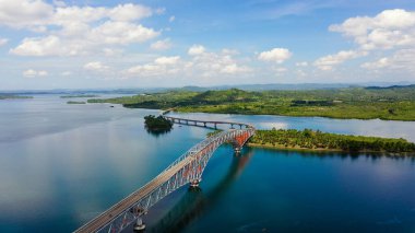 San Juanico Köprüsü: Filipinlerdeki En Uzun Köprü. Adaların arasındaki yol köprüsü, üst manzara.