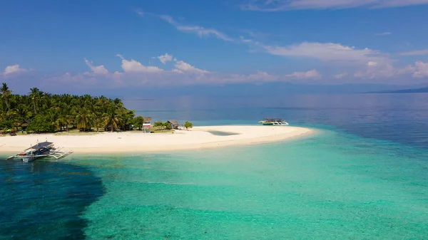Hermosa playa. Vista de la bonita playa tropical con palmeras alrededor. Concepto vacaciones y vacaciones. Playa tropical. — Foto de Stock