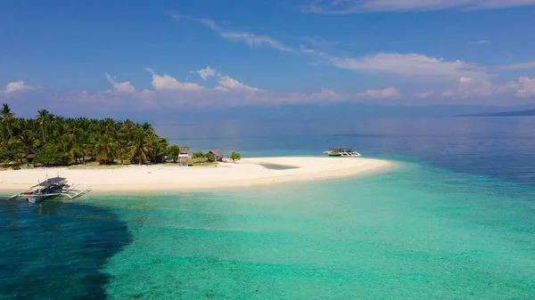 Bela praia. Vista da praia tropical agradável com palmas ao redor. Conceito de férias e férias. Praia tropical. — Fotografia de Stock