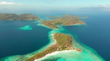 Kumlu plajlı tropik ada, Filipinler, Palawan