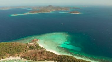 Kumlu plajlı tropik ada, Filipinler, Palawan
