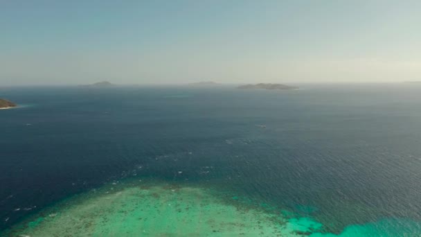 Pulau tropis dengan pantai berpasir putih, pemandangan atas. — Stok Video